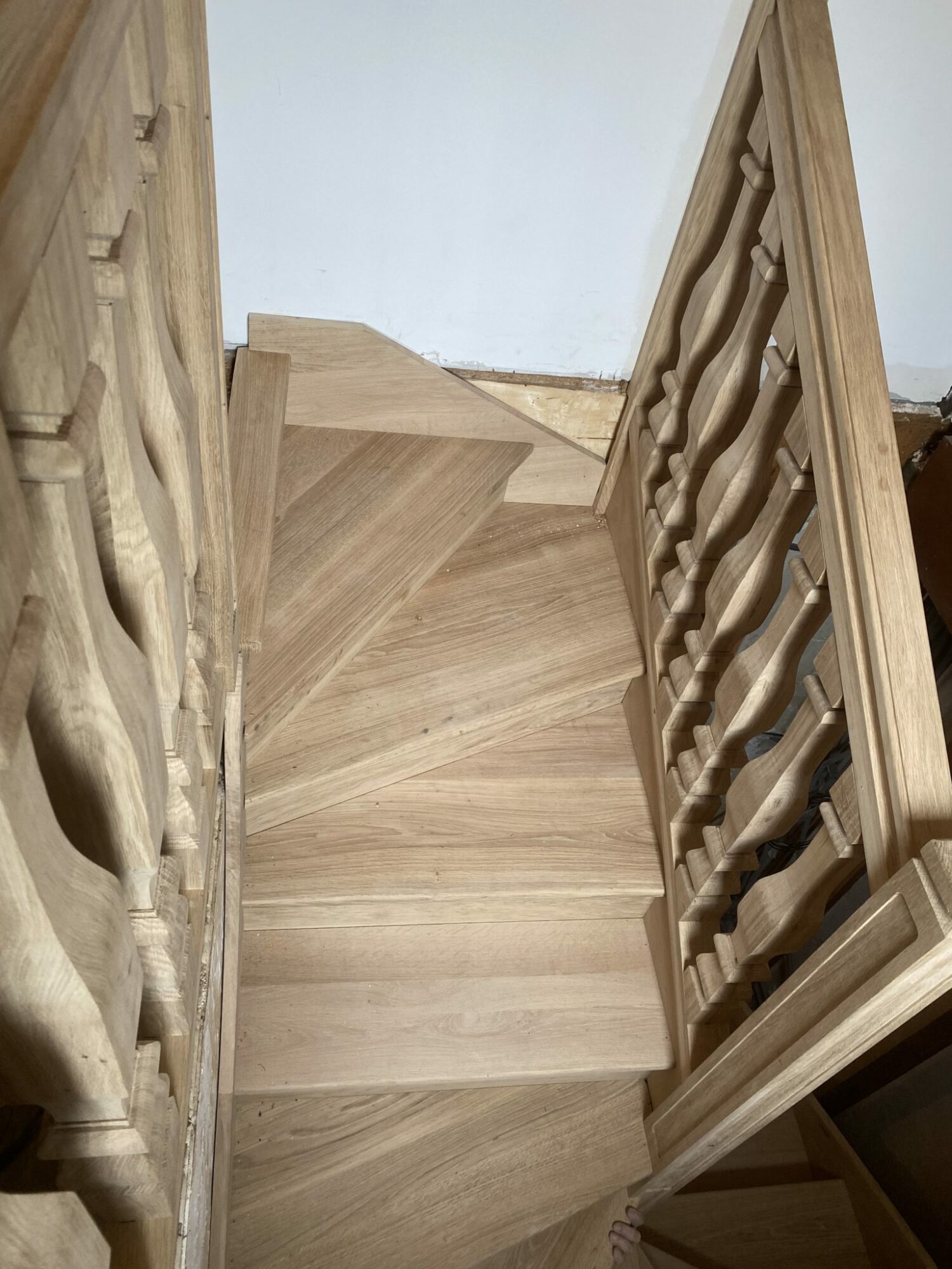 Escalier en chêne, pose, vue 03 - Fabrication sur-mesure - Menuiserie Hochet