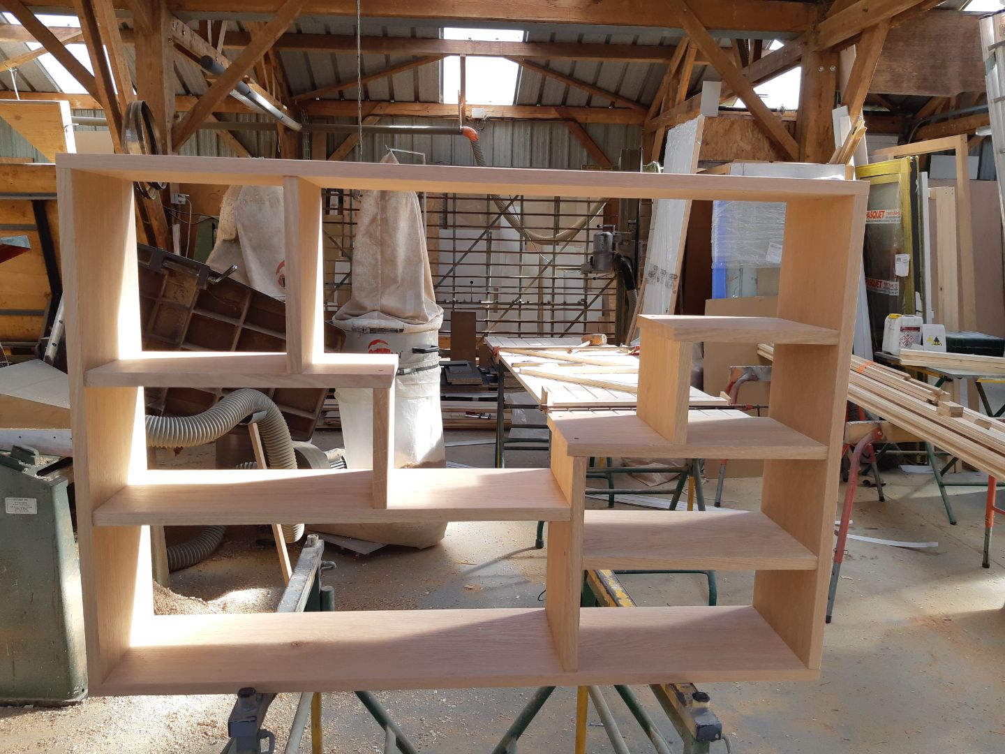 Réalisation d'un meuble à étagères - Fabrication sur-mesure - Menuiserie Hochet